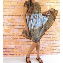 Sukienka indyjska za kolano - batik rękawkiem i cekinami - brązowy z niebieskim