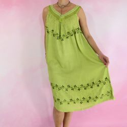 Sukienka indyjska za kolano - na koronkowych ramiączkach - zielona