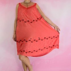 Sukienka indyjska za kolano - na koronkowych ramiączkach - koralowa czerwień