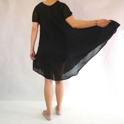 Sukienka indyjska - za kolano - z koronkowym rękawkiem - czarna