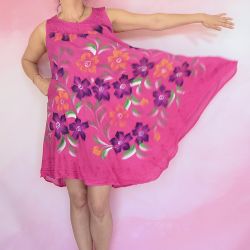 Sukienka indyjska - za kolano w kwiaty - ciemno różowy rayon